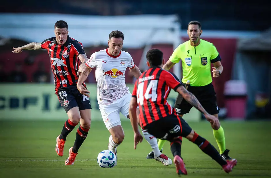 Vitória com muitos desfalques perde para o Bragantino no interior Paulista