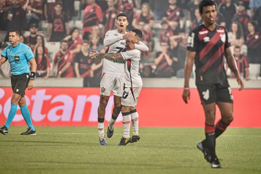 Vitória sai na frente mas perde para o Athletico-PR e reclama da arbitragem 